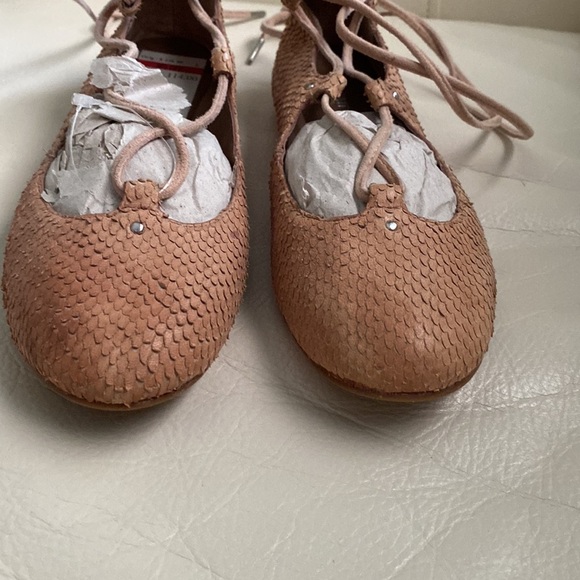 Donald J. Pliner Paix Tan Lace-Up Flats with Textured Leather - Picture 3 of 8